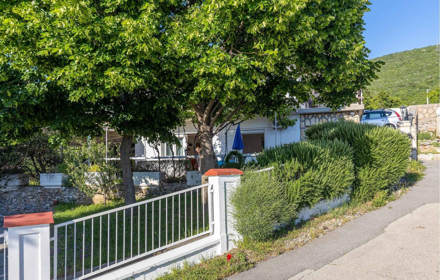 Ganze Ferienwohnung, Charmantes Apartment mit Meerblick, Terrasse, Parkplatz und WLAN in Sveti Juraj, Naturpark Velebit
