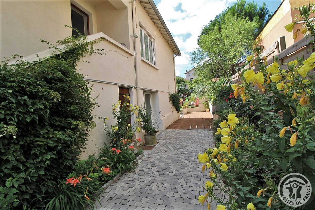 Gîte voor 4 personen met zwembad in Oullins, Rhône