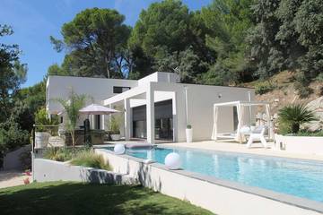 Location de vacances pour 8 personnes, avec jardin et sauna à Laudun-l'Ardoise