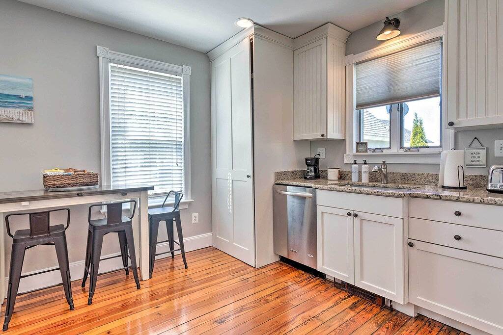 Ganze Wohnung, Mystic Refuge w/ Patio < 1 Mi to Downtown! in Mystic, Connecticut