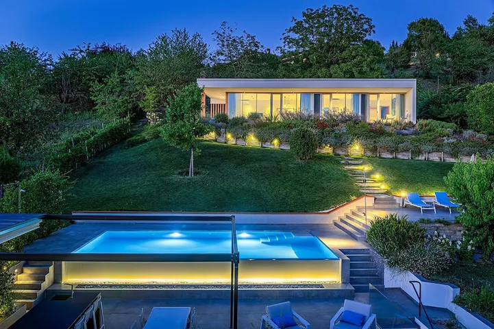 Villa Anna de lujo y piscina privada en Alba in Alba, Langhe