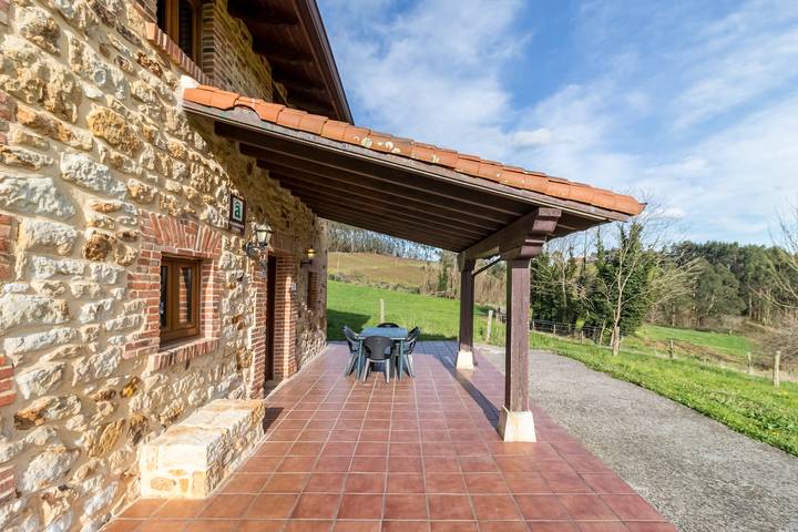 Country House 'Alba' with Mountain View, Private Garden and Balcony in Bárcena de Cicero, Cantabrian Coast