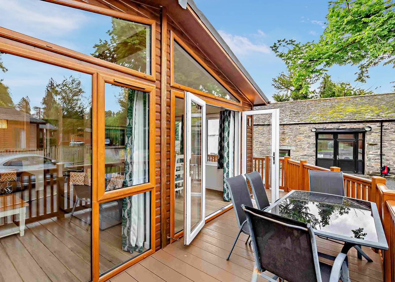 Deluxe 2 Lodge, slps 4, parking, ensuite & decking in Bowness-on-Windermere, Lake District