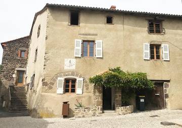 Gîte pour 15 personnes, avec jardin et terrasse ainsi que sauna et jacuzzi à Chilhac