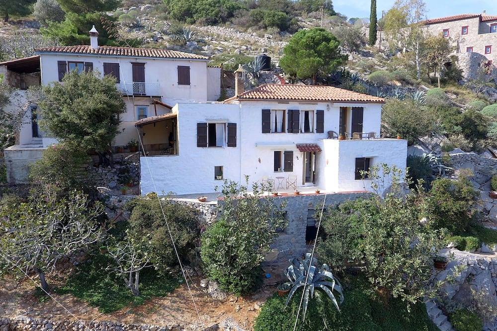 Arbeli House for idyllic sun & sea holidays in Mandraki Bay, Hydra in Mandraki, Hydra