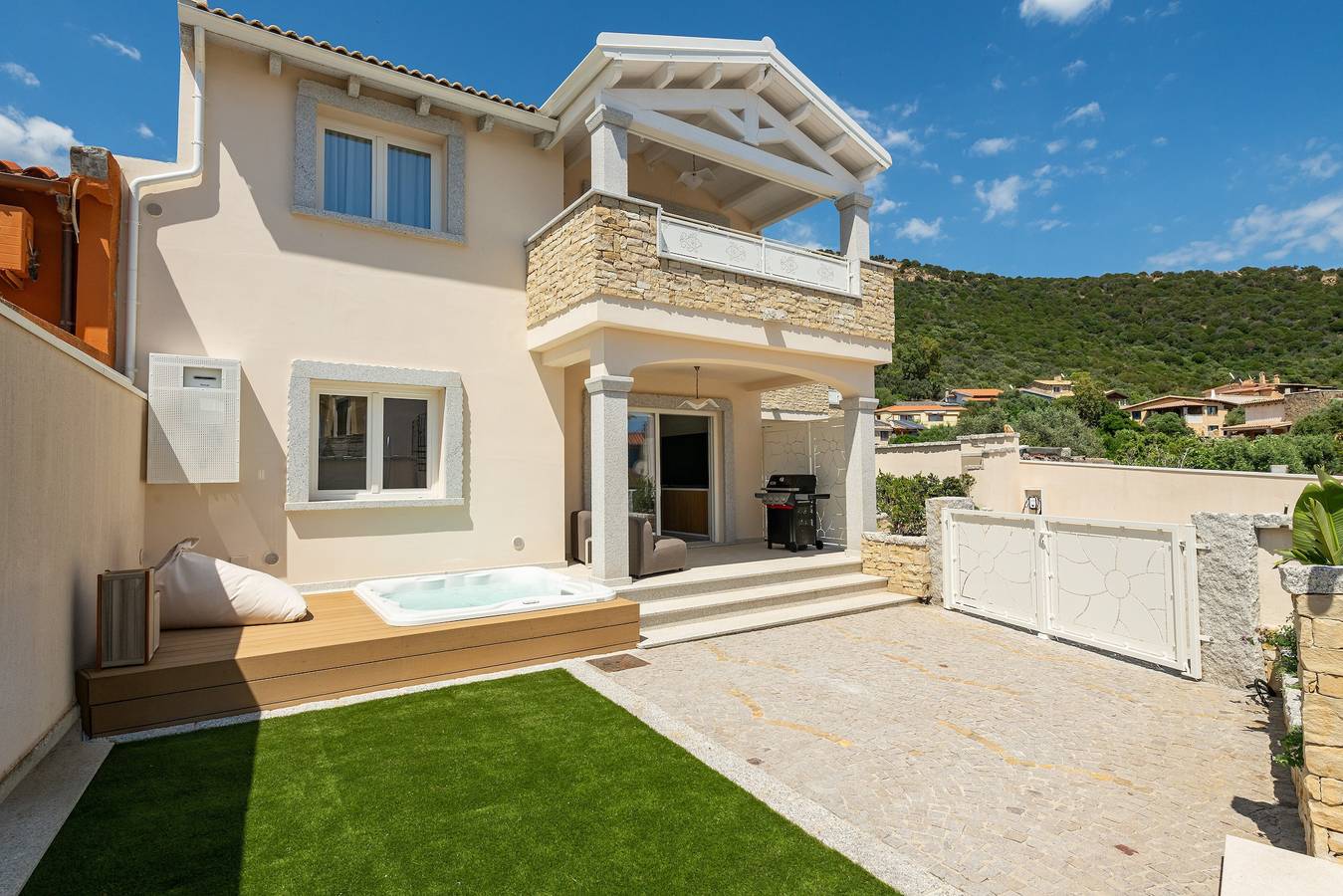 Casa Vacanze 'Borgo Myricae - Scilla Bianca' con Piscina, Wi-Fi e Aria Condizionata in Chia, Domus De Maria