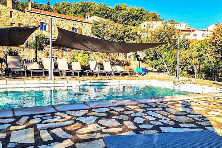 Location de vacances pour 9 personnes, avec terrasse et piscine à Taulis