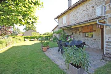 Gîte pour 9 personnes, avec terrasse et jardin dans Saint-Gence