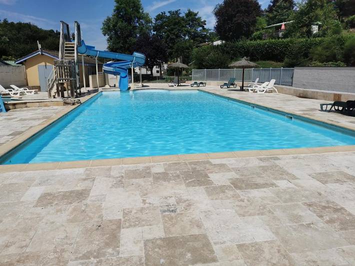 Camping pour 4 personnes, avec Terrasse et Bassin pour enfant ainsi que Piscine et Vue