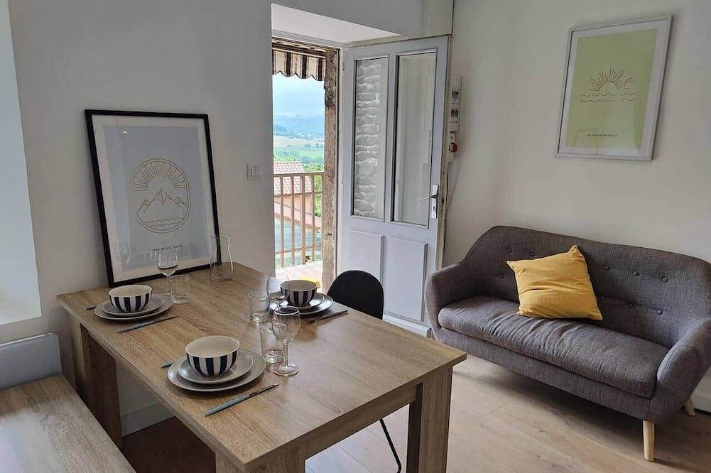 Appartement entier, T2 calme avec balcon et vue dégagée in Le Puy-en-Velay, Haute-Loire