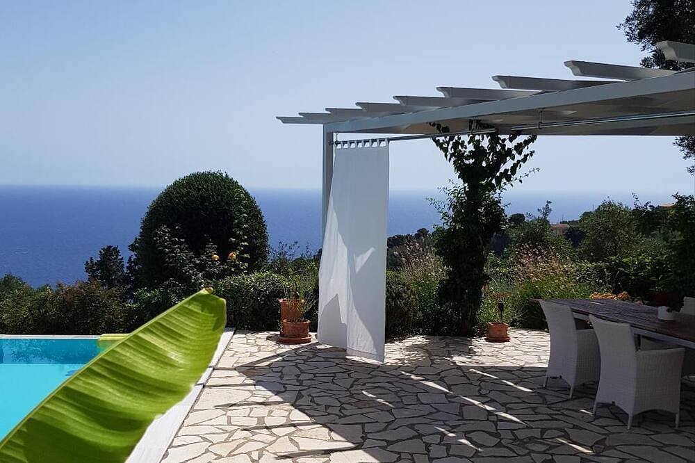 Schöne 3-Zimmer-Villa mit Blick auf Ionischen Meer, mit eigenem Schwimmbad. in Pelekas, Korfu