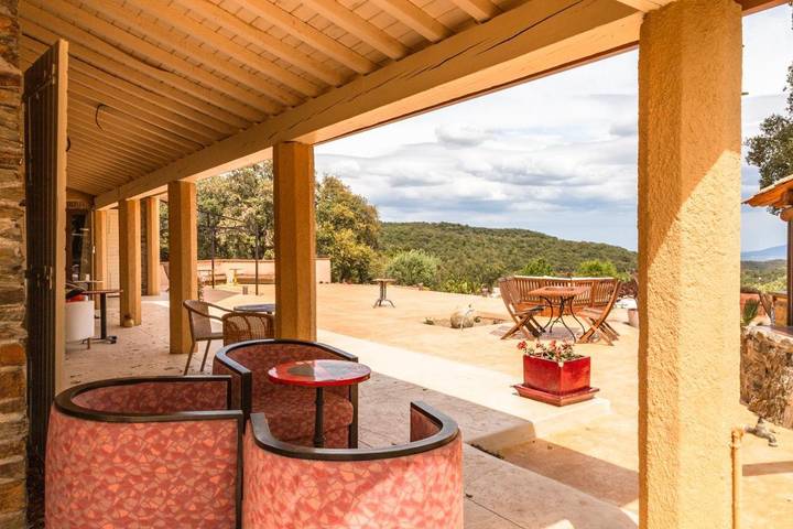 Location de vacances pour 2 personnes, avec terrasse et vue ainsi que jardin et piscine à OMS (homonymie) - 4