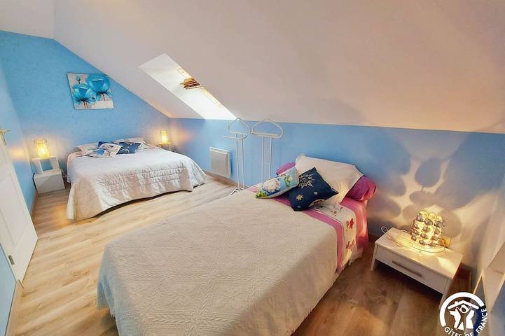 Gîte familial avec parc, jeux, étang de pêche, 6 chambres, 15 pers, proche commerces et activités in Carelles, Mayenne