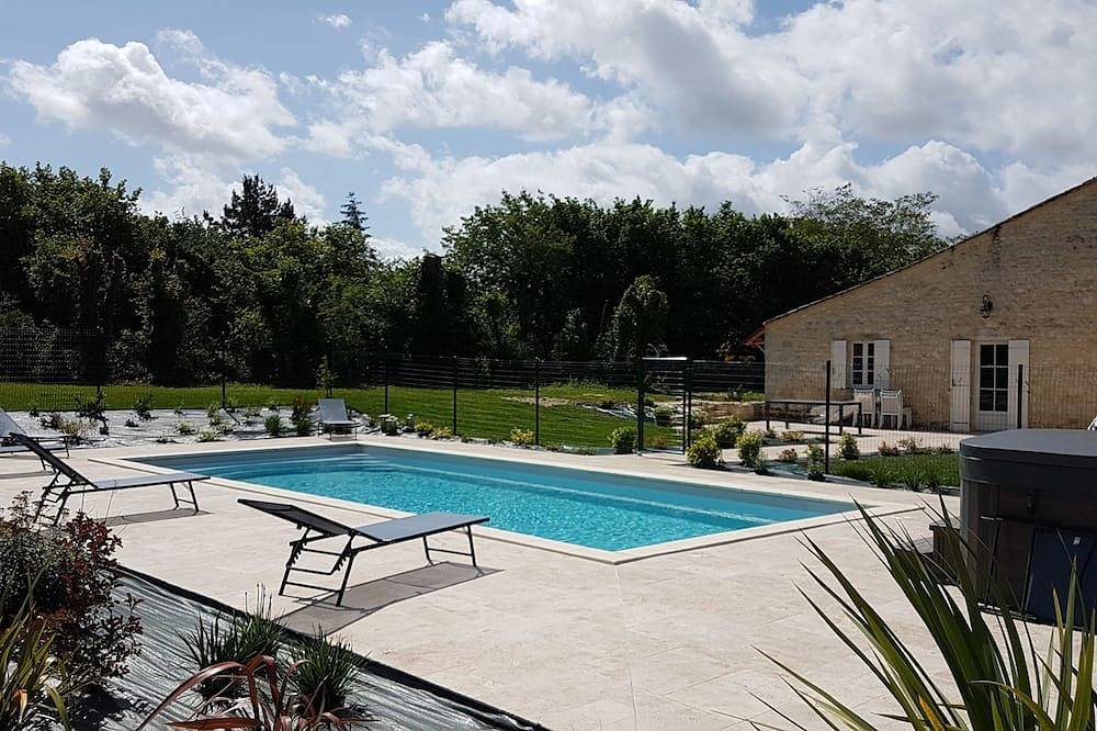 Hübscher Taubenschlag auf dem Land in Thénac, Périgord Pourpre