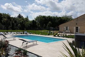 Gîte pour 7 personnes, avec jardin ainsi que terrasse et jacuzzi, animaux acceptés à Thénac