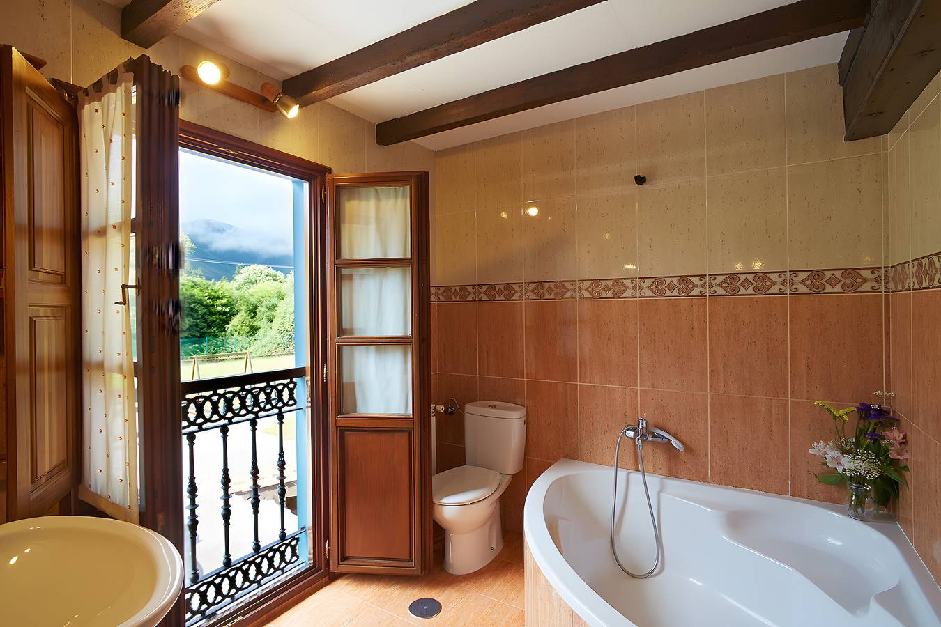 Appartement entier, La Rotella de Xuan: Appartement "Azul" avec vue sur les montagnes, terrasse privée et jardin partagé in Llanes, Côte Cantabrique