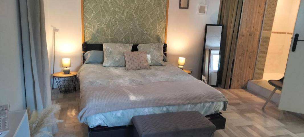 Maison d’hôte pour 3 personnes, avec Jacuzzi et Terrasse ainsi que Jardin et Piscine dans Magnas