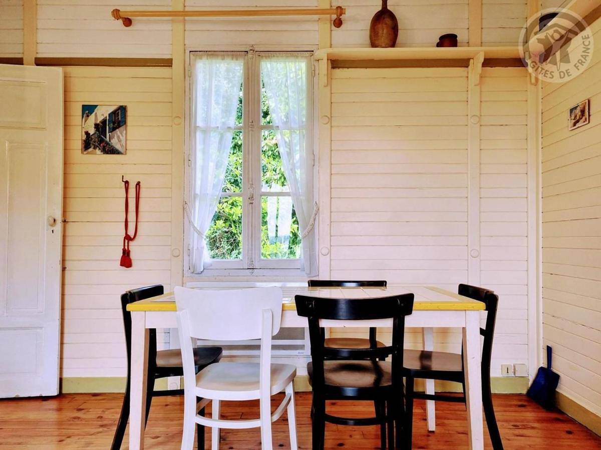 Chalet rustique en bois avec jardin clos près de Paris, animaux acceptés, tout inclus - Fr-1-649-65 in Montsoult, Val-d'Oise
