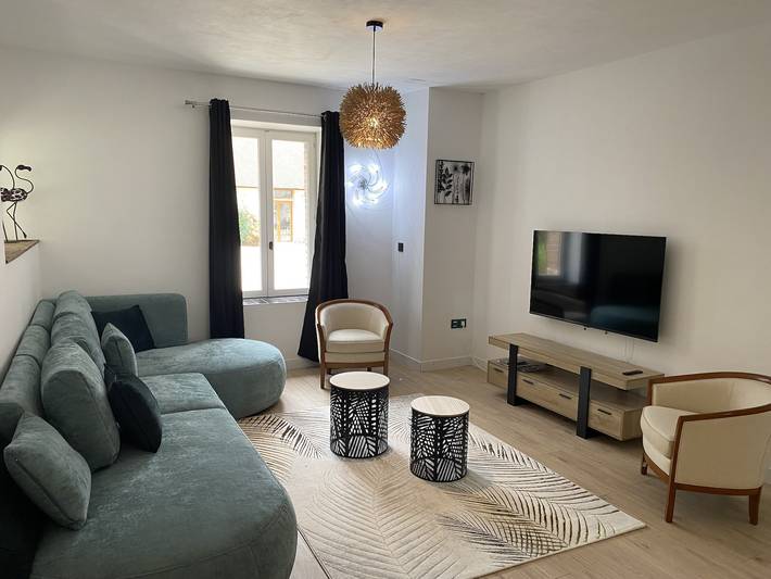 Gîte pour 8 personnes, avec jacuzzi et piscine à Cusset