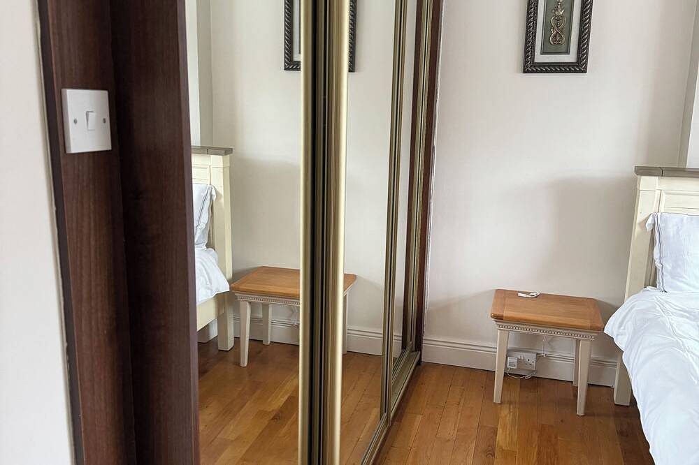 Completely furnished 3 big bedroom 2,5 bathroom show house , cleaner incl , in Cork, County Cork