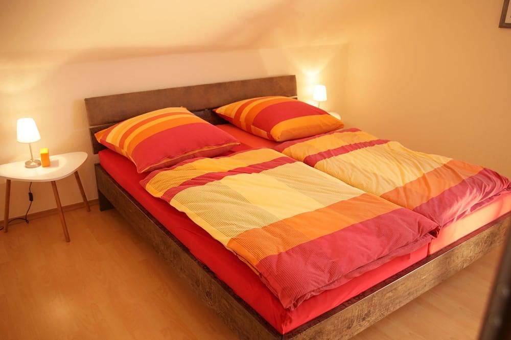 Ganze Wohnung, Große Fewo, 3 Schlafzimmer, ruhig, citynah, Süd-Balkon, kostenfreie Parkplätze in Niestetal, Hessisches Bergland