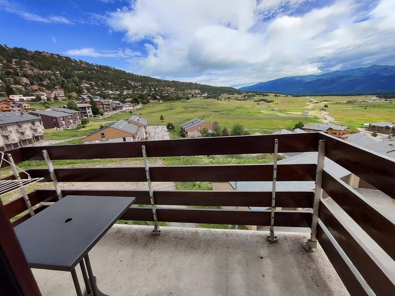 Appartement entier, Appartement "L'Élan" – Confort moderne à 1 km des pistes de ski, balcon et vue montagne in Les Angles, Parc naturel régional des Pyrénées catalanes