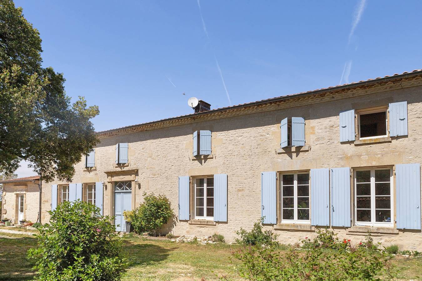 Gästezimmer „Chambres À L'étage“ mit Terrasse, gemeinsamem Garten und Wlan in Loiré-sur-Nie, Saint-Jean-d'Angély und Umgebung