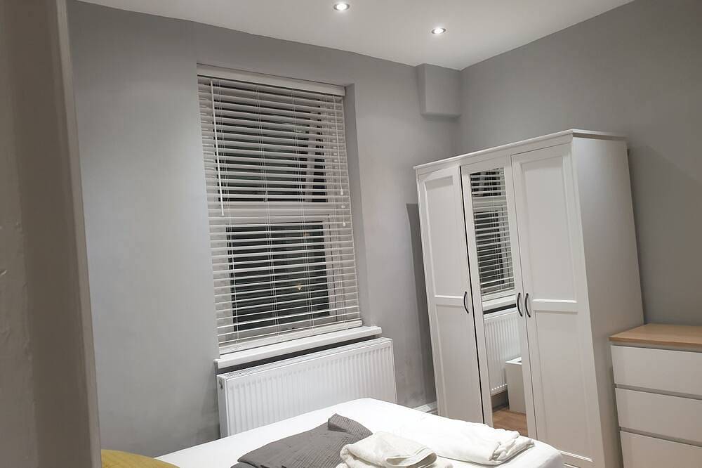 Entire apartment, Barnet Luxury Apartment can sleep 4 people just few mins away from Station in London, South East England