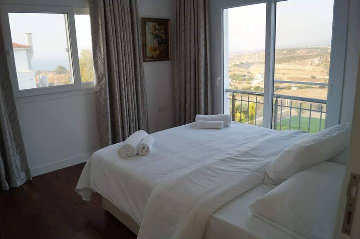* Neu * Luxusvilla mit 4 Betten und unvergleichlichem Berg- und Strandblick, Friedlichkeit !! in Nordzypern