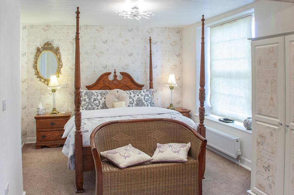 Suite-Deluxe-Ensuite-with Four Poster in Torquay, Torbay