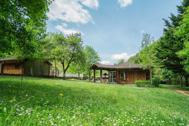 Gîte pour 6 personnes, avec Terrasse ainsi que Jardin et Piscine