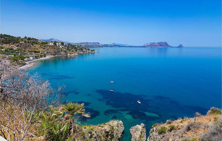 Apartamento vacacional entero, Apartamento junto a la playa con aire acondicionado y terraza in Sant'Agata di Militello, Provincia de Messina
