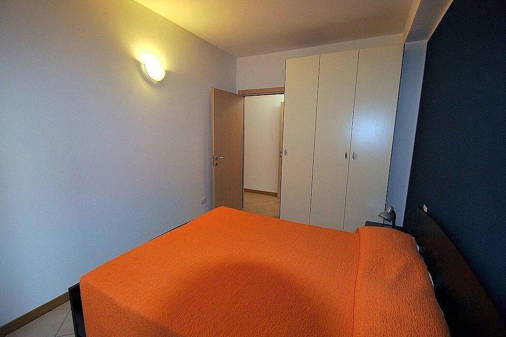 Casa Osmanto H: A cozy and welcoming apartment situated at a short distance from the shores of Lake Como, with Free Wi-Fi. in Vercana, Gemeinde Vercana