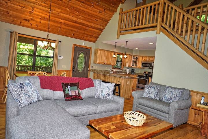 Log cabin for 6 people, with terrace and hot tub as well as yard in Fontana Lake