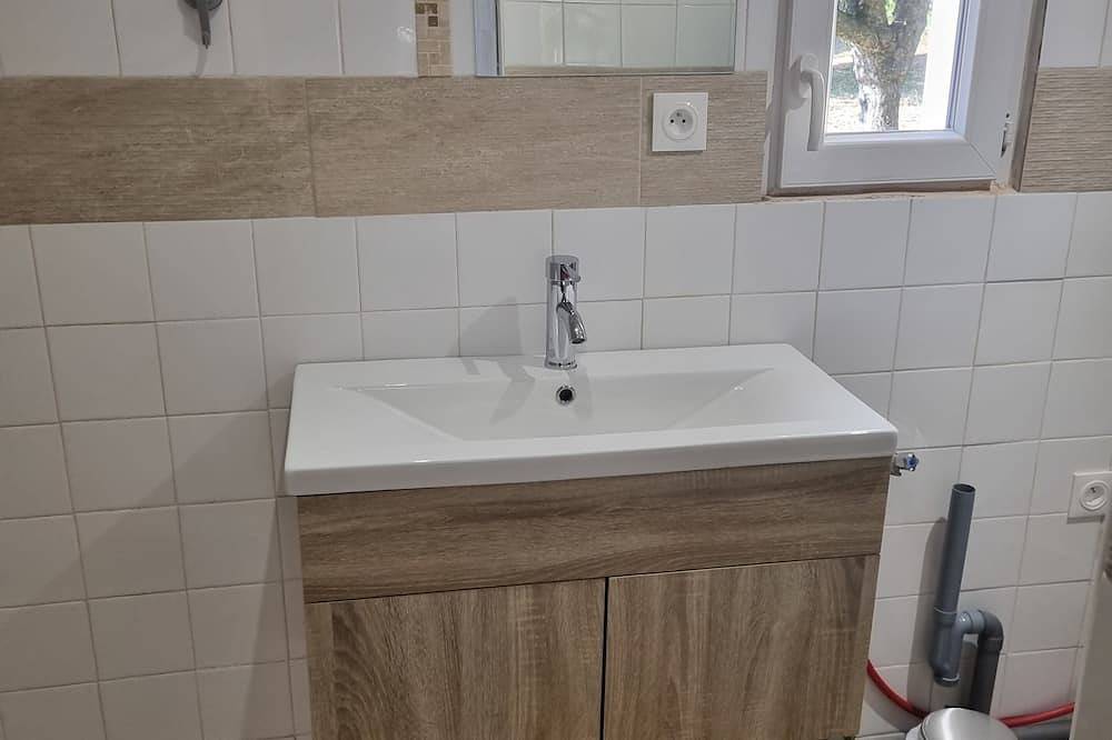 Chalet Salon Cuisine, 1 Chambre sdb sur Terrain Arboré de 5000m2, Parking Privé in Miramont-de-Guyenne, Marmande region
