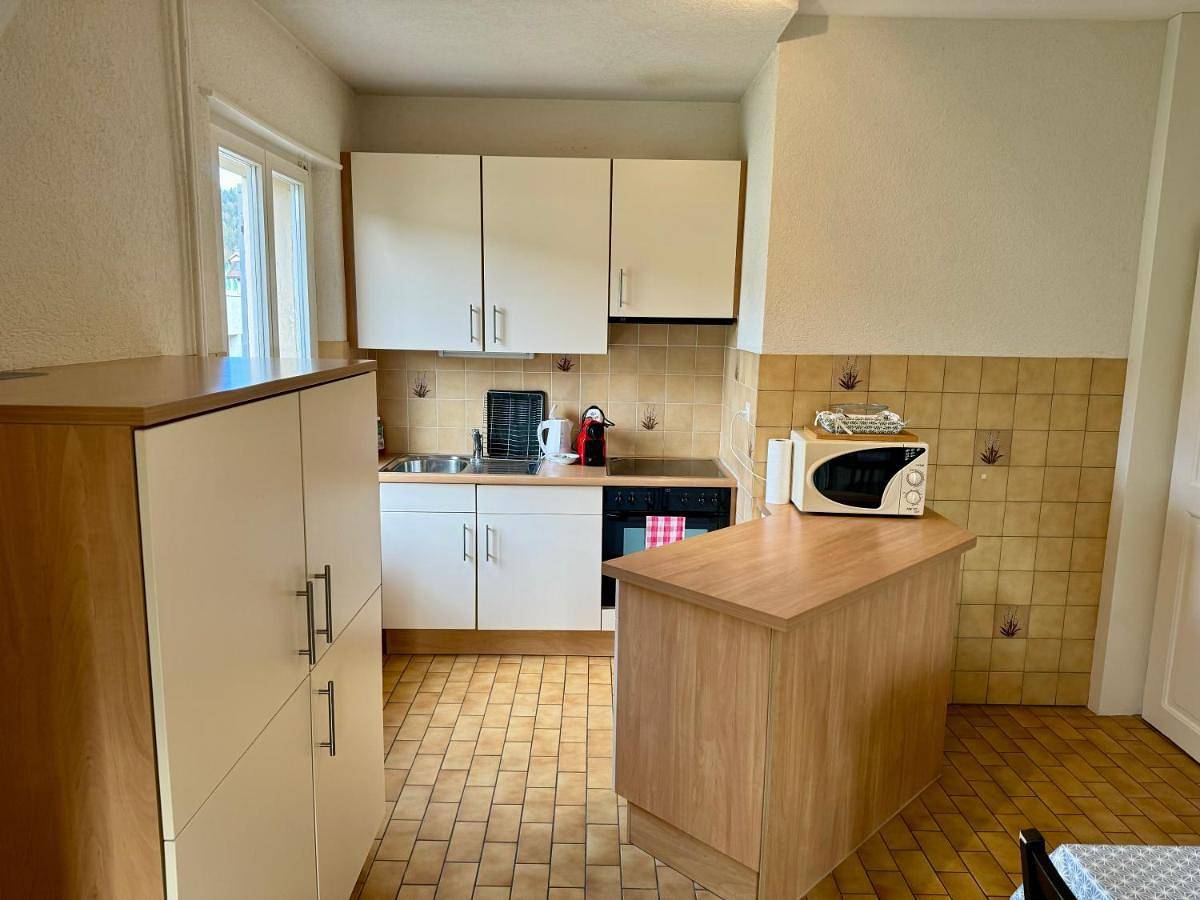 Ganze Wohnung, Three-Bedroom Apartment in Plancemont, Val-de-Travers