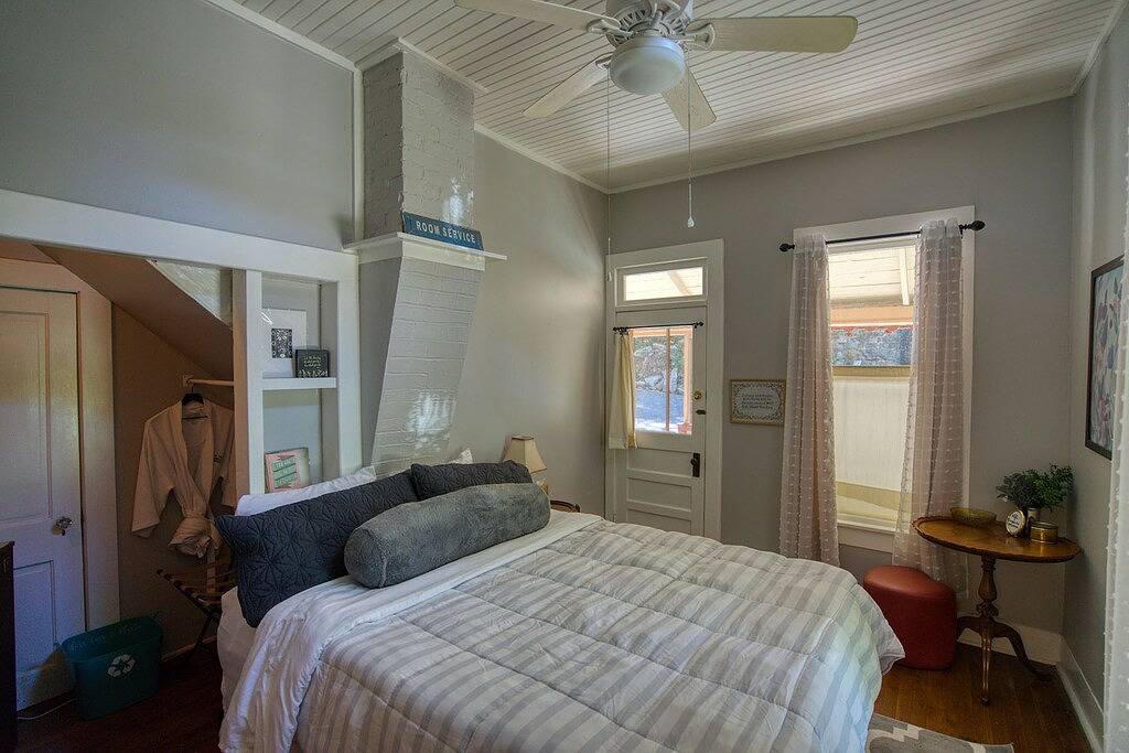 Downtown Parking The Mary Margaret Guest Suite in Eureka Springs, Carroll County (AR)