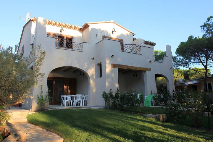 Appartement entier, Appartement 'La Corte Degli Ulivi A' avec vue mer, Wi-Fi et climatisation in Spiaggia Sa Mattanosa (Orosei), Orosei