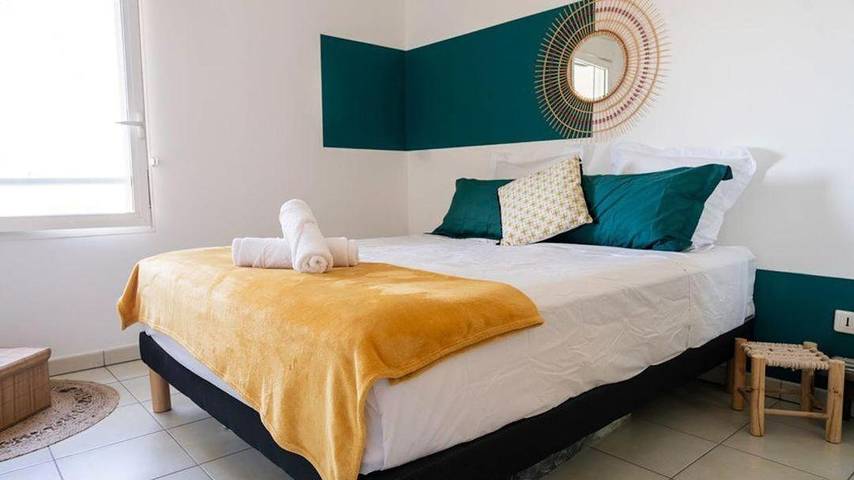 Gîte pour 4 personnes, avec terrasse et vue à Saint Gilles les Hauts - 2