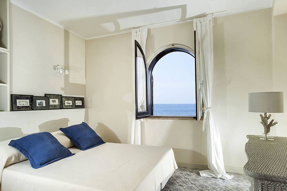 Villa Schisò, exclusive location for 12 people, in front of the sea with pool. in Spiaggia dei Greci, Giardini-Naxos