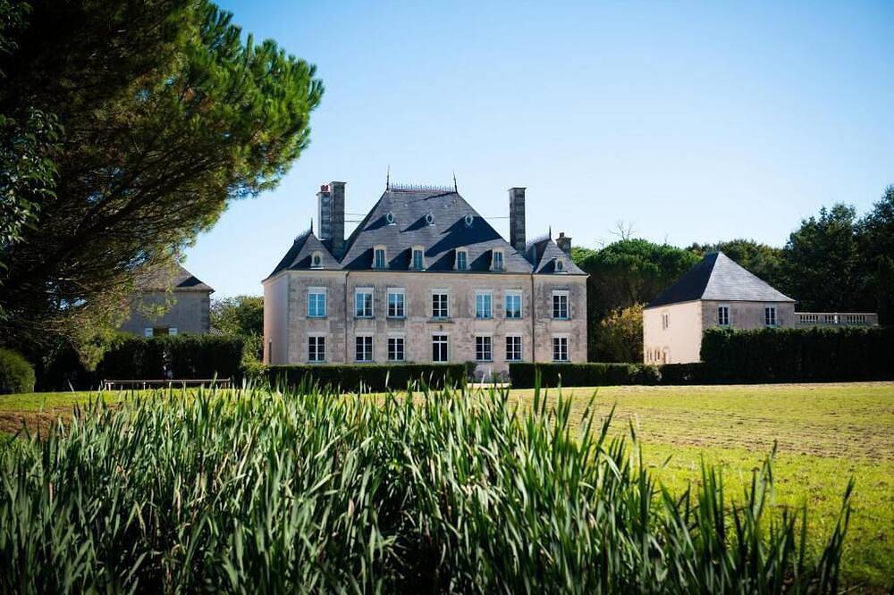 Pavilllon en plein coeur du Domaine de la Briouse in Sanxay, Vienne (France)