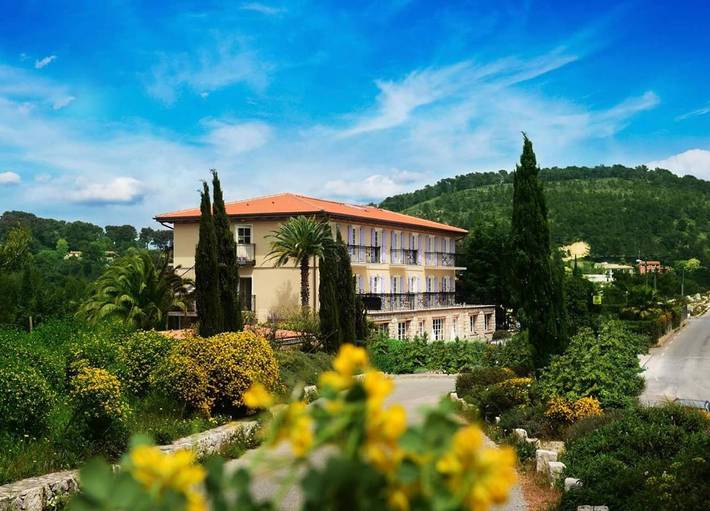 Hôtel pour 2 personnes, avec Terrasse ainsi que Jardin et Piscine