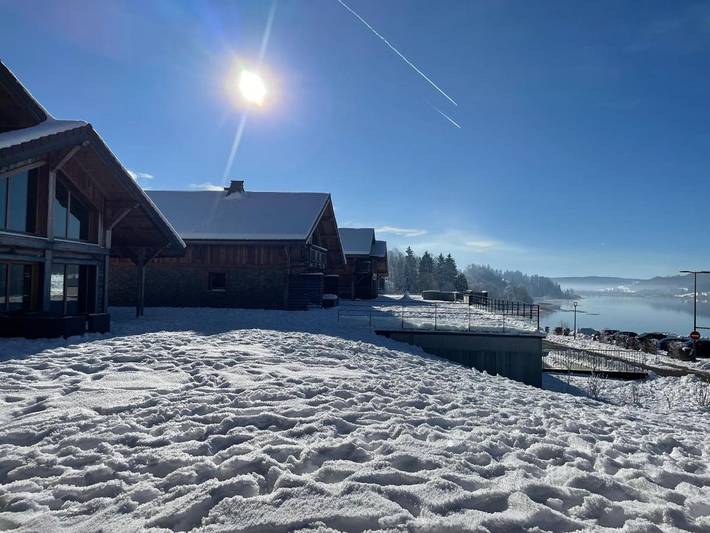 Location de vacances pour 6 personnes, avec jardin et vue ainsi que vue sur le lac et piscine dans Lac de Saint-Point - 3