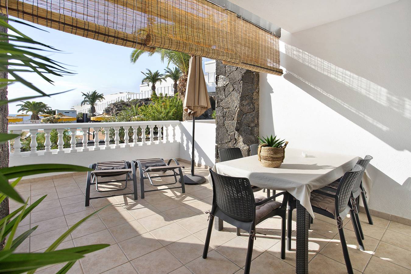 Entire apartment, Holiday Apartment "Perla del Playa Grande" with Sea View, Shared Pool & Wi-Fi in Puerto del Carmen, Tías
