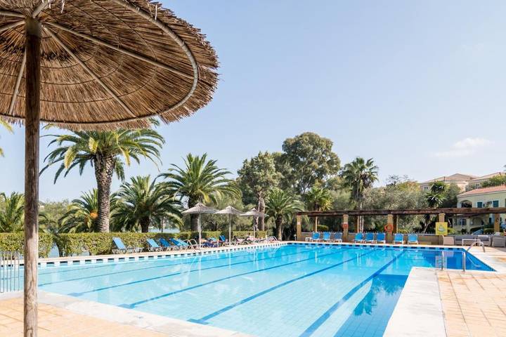 Appart’hôtel pour 2 personnes, avec Balcon et Terrasse ainsi que Jardin et Piscine