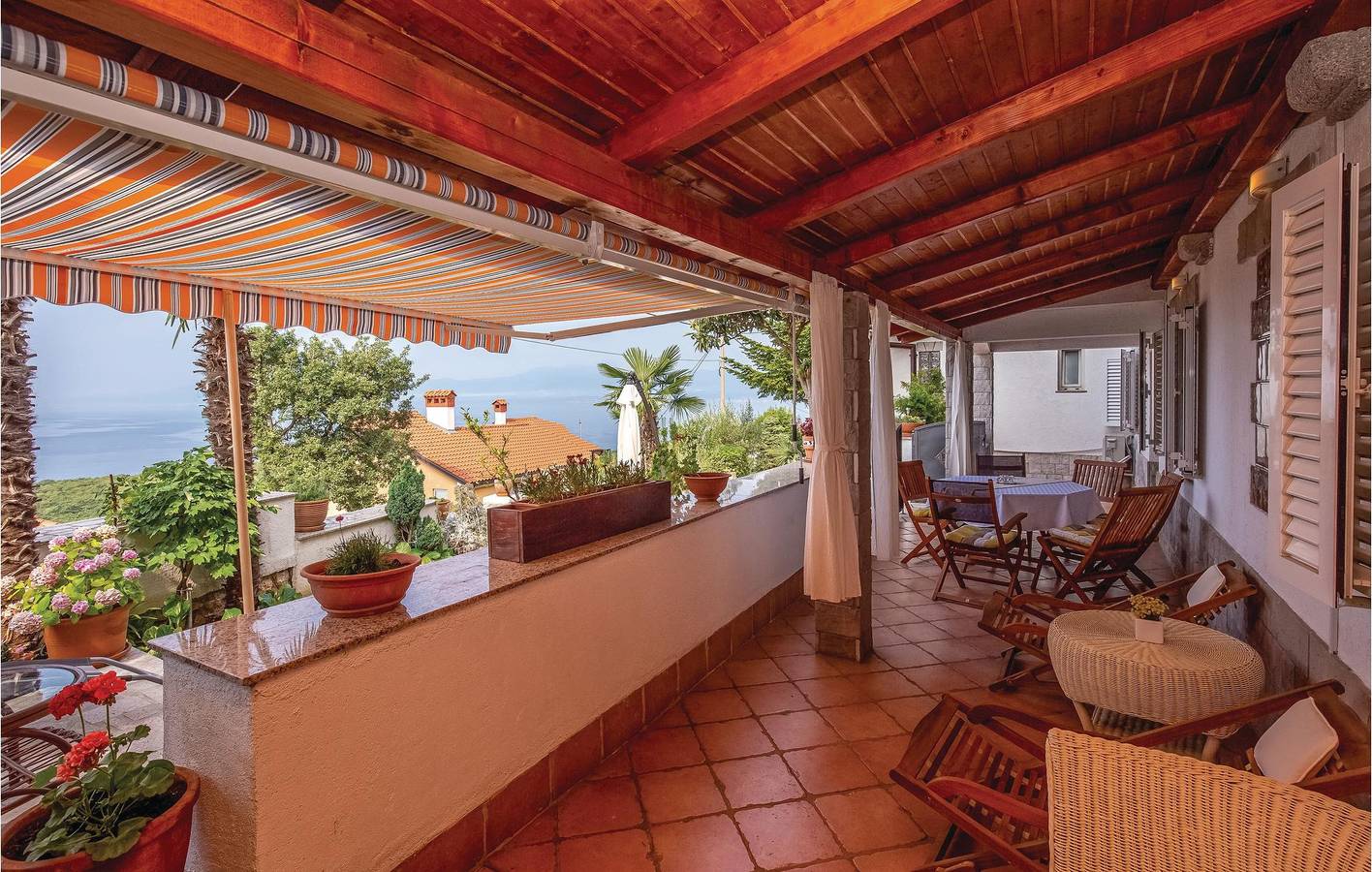 Geheel vakantieappartement, Appartement met zeezicht in de buurt van Bakar, met terras en parkeerplaats in Vrh Martinscice, Primorje-Gorski Kotar