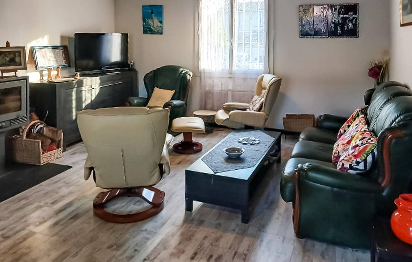 Amplio apartamento de 2 dormitorios con piscina cerca de Venelles, restaurantes y wifi in Venelles, Region de Aix-en-Provence