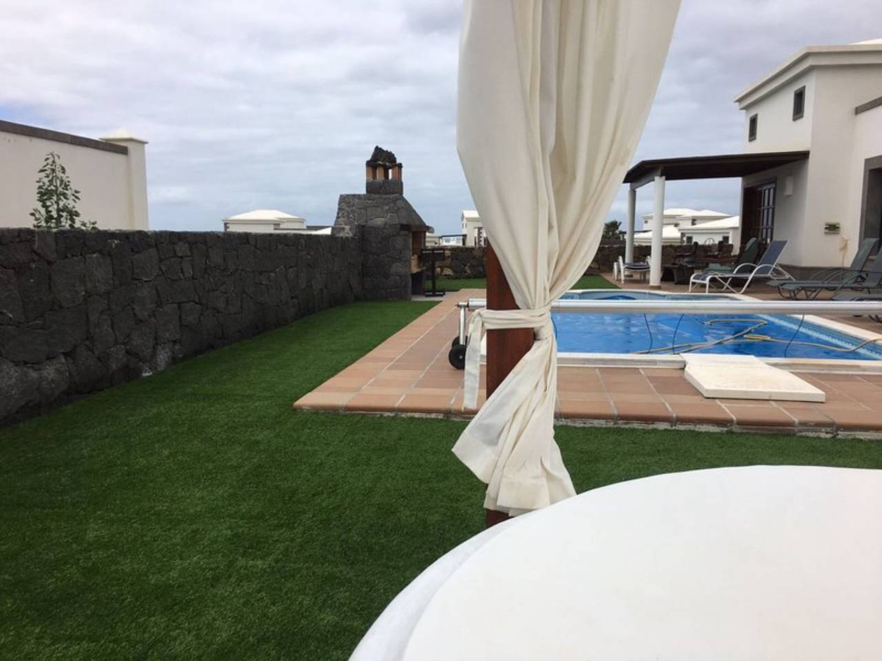 'Villa Los Alisios 58' with Mountain View, Pool, Wi-Fi, Terraces & Garden in Montaña Roja, Yaiza