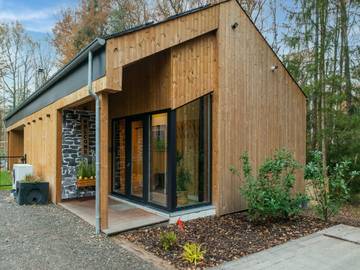 Maison de campagne pour 4 personnes, avec jacuzzi ainsi que piscine et sauna, adapté aux familles à Érezée