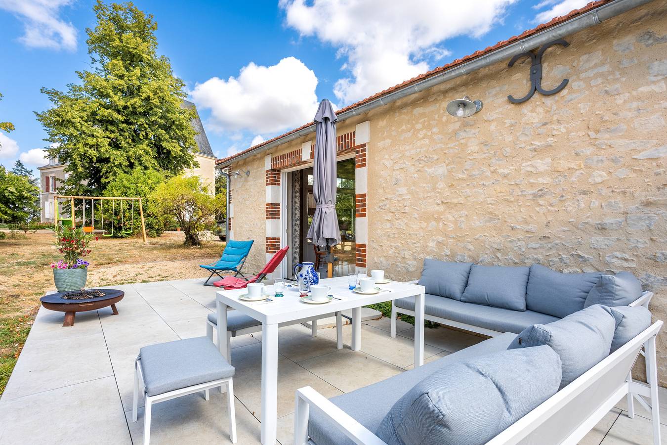 Gîte 'La Longère Proche Du Puy Du Fou' avec Terrasse Privée, Jardin Commun et Wi-Fi in Sainte-Cécile (Vendée), Région de La Roche-sur-Yon